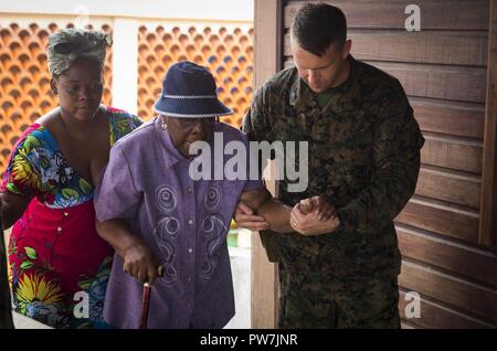 Us Marine Gunnery Sgt. Philip C. Sackett, mit Joint Task Force - Leeward Inseln, hilft Escort US-Bürger zur Evakuierung Control Center an Douglas-Charles Flughafen in Dominica, Sept. 24, 2017. Das Control Center wurde eingerichtet, die in den freiwilligen Evakuierung von US-Bürgern auf Dominica gestrandet nach Hurrikan Maria zu unterstützen. Auf Anfrage der Partnerländer und sowohl das State Department und der US-Agentur für Internationale Entwicklung, JTF-LI hat Flugzeuge und Service Mitglieder zu den Bereichen in der östlichen Karibik bereitgestellt, die von den Hurrikanen Irma und Maria. Die Task Force ist eine in den USA m Stockfoto