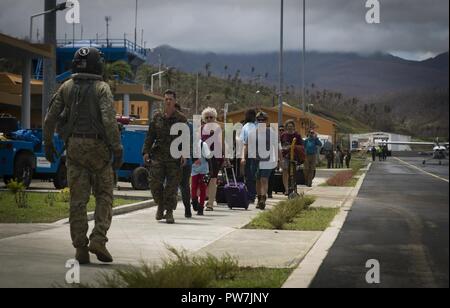 Us-Mitglieder mit Joint Task Force - Leeward Islands escort US-Bürger von der Evakuierung Control Center zu den Flug Linie an Douglas-Charles Flughafen in Dominica, Sept. 24, 2017. Das Control Center wurde eingerichtet, die in den freiwilligen Evakuierung von US-Bürgern auf Dominica gestrandet nach Hurrikan Maria zu unterstützen. Auf Anfrage der Partnerländer und sowohl das State Department und der US-Agentur für Internationale Entwicklung, JTF-LI hat Flugzeuge und Service Mitglieder zu den Bereichen in der östlichen Karibik bereitgestellt, die von den Hurrikanen Irma und Maria. Die Task Force ist eine US-Militärs Stockfoto