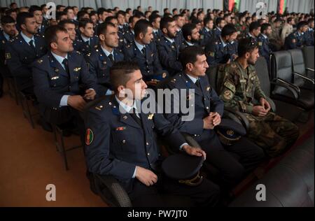 Neuen afghanischen Luftwaffe Leutnants sitzen und zuhören zu einer Rede von hochrangigen Afghanischen Luftwaffe Führer Sept. 25, 2017, in Kabul, Afghanistan. Nintey-acht Kadetten aus dem Jahr 2017 afghanische Air Force Academy Klasse absolviert und wird weitergehen als Piloten, Betrieb und Wartung Offiziere in Afghanistan neue Air Service zu trainieren. Stockfoto