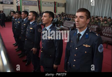 Neuen afghanischen Luftwaffe leutnants stehen stramm vor ihrer Graduierung erhalten Diplome Sept. 25, 2017, in Kabul, Afghanistan. Nintey-acht Kadetten aus dem Jahr 2017 afghanische Air Force Academy Klasse absolviert und wird weitergehen als Piloten, Betrieb und Wartung die Offiziere in der Afghanischen air Service zu trainieren. Stockfoto