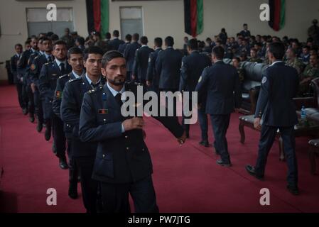 Neuen afghanischen Luftwaffe Leutnants März feierlich vor der Afghanischen Luftwaffe Akademie Graduierung erhalten Diplome Sept. 25, 2017, in Kabul, Afghanistan. Nintey-acht Kadetten aus dem Jahr 2017 afghanische Air Force Academy Klasse absolviert und wird weitergehen als Piloten, Betrieb und Wartung die Offiziere in der Afghanischen air Service zu trainieren. Stockfoto