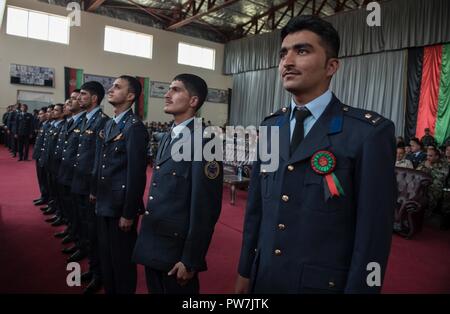 Neuen afghanischen Luftwaffe leutnants stehen stramm, bevor Sie Ihre afghanischen Luftwaffe Akademie Abschlusszertifikate Sept. 25, 2017, in Kabul, Afghanistan. Nintey-acht Kadetten aus dem Jahr 2017 abgeschlossen und wird auf gehen, wie Piloten, den Betrieb und die Wartung Offiziere in der Afghanischen air Service zu trainieren. Stockfoto