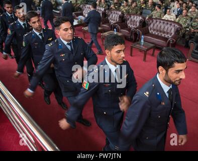 Neuen afghanischen Luftwaffe Leutnants März ceremoniusly ihre Akademie Staffelung zu erhalten Diplome Sept. 25, 2017, in Kabul, Afghanistan. Nintey-acht Kadetten aus dem Jahr 2017 afghanische Air Force Academy Klasse absolviert und wird weitergehen als Piloten, Betrieb und Wartung Offiziere in Afghanistan neue Air Service zu trainieren. Stockfoto