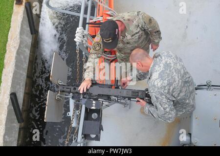 Soldaten des 824Th Transportation Company (schwere Boot) prüfen und bereit, ein Berg von Waffen an Bord der US-Armee Landing Craft Utility 2031 New Orleans Sept. 24, 2017, in Tampa, Fla. Die Besatzung des Schiffes war zum Handeln aufgerufen, eine Notfallbereitstellung Bereitschaft Übung zur Durchführung des Auftrags der Armee Finden humanitäre Hilfe nach Puerto Rico und anderen betroffenen Bereichen durch den Hurrikan Maria zu unterstützen. Die seemänner reagierte rasch auf den Ruf ihres Schiffes für Blindbewerbungen vorbereiten. Stockfoto