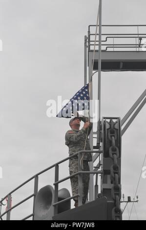 Us-Armee Sgt. David Calkins, watercraft Bediener zugeordnet zu den 824Th Transportation Company (schwere Boot), wirft die Jack-Eine gemeinsame Flagge auf dem Bogen der amerikanischen Schiffen geflogen - an Bord der US-Armee Landing Craft Utility 2031 New Orleans an Sept. 24, 2017. Die Besatzung des Schiffes war zum Handeln aufgerufen, eine Notfallbereitstellung Bereitschaft Übung zur Durchführung des Auftrags der Armee Finden humanitäre Hilfe nach Puerto Rico und anderen betroffenen Bereichen durch den Hurrikan Maria zu unterstützen. Die seemänner reagierte rasch auf die Verbindung auf und bereitete ihr Schiff für die Betriebsabläufe. Stockfoto