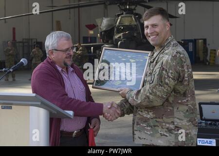 Oberst Clair A. Gill, 10 Combat Aviation Brigade Commander, erhält ein Luftbild von Storck Barracks als Geschenk von burgermeister Heinrich Forster, Bürgermeister von Illesheim, Deutschland, am 22. September. Es war das erste Mal, dass die Veranstaltung in fast 20 Jahren aufgetreten, sodass deutschen Nachbarn die Chance auf Sockel und Interagieren mit Soldaten zu kommen beim Lernen über U.S. Army Aviation. Stockfoto