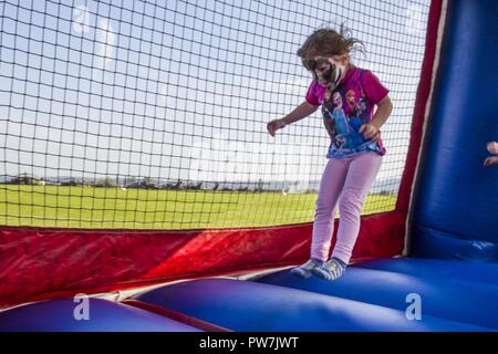 Ein deutsches Kind genießt einen Bounce House auf dem Flugplatz bei Storck Kaserne in Illesheim, Deutschland, während Freundschaft Fest 2017 am 22. September. Es war das erste Mal, dass die Veranstaltung in fast 20 Jahren aufgetreten, sodass deutschen Nachbarn die Chance auf Sockel und Interagieren mit Soldaten zu kommen beim Lernen über U.S. Army Aviation. Stockfoto