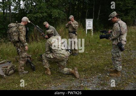 U.S. Army Staff Sgt. Kathleen Polanco, rechts, und die US-amerikanische Armee Sgt. Marlon Stile, Center, beide zugeordnet der 7. Armee Kommando (7 ATC), ein Interview mit der tschechischen Soldaten während des Europäischen Best Sniper Squad Wettbewerb Verhalten am 7. ATC-grafenwöhr Training Area, Germany, Sept. 25, 2017. Die Europäische beste Sniper Squad-Wettbewerb ist eine US-Armee Europa Konkurrenz, anspruchsvolle Militärs aus ganz Europa zu konkurrieren und die Zusammenarbeit mit Verbündeten und Partner Nationen verbessern. Stockfoto