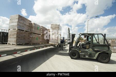 Einen Flieger aus der 502Nd Logistik Bereitschaft Squadron verwendet ein Gabelstapler palettiert in Nahrung und Wasser zu einem Lkw zu bewegen, damit sie später per Luftbrücke können Hilfsmaßnahmen in Puerto Rico und Saint Croix nach dem Hurrikan Maria, an Joint Base San Antonio-Kelly Feld, Texas, Sept. 22, 2017 zu unterstützen. Insgesamt tritt der Active Duty, Air National Guard, und Air Force Reserve Command Flieger sind Seite an Seite mit föderalen, staatlichen, lokalen und internationalen Mission Partner Leiden zu lindern und in der Nation und der internationalen Gemeinschaft Erholung von Hurrikan Maria unterstützen. Stockfoto