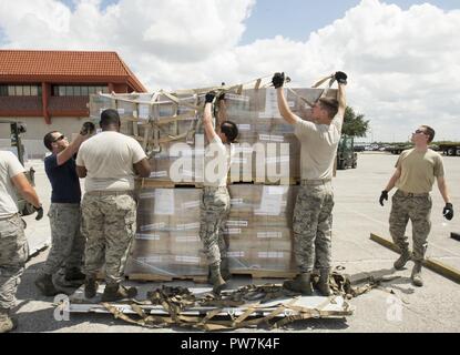 Us Air Force Mitglieder aus der 502Nd Logistik Bereitschaft Squadron, 12 Training Squadron, 74th Antenne Anschluss Squadron und der 26 Antenne Anschluss Squadron, arbeiten zusammen, um zu palettieren Nahrung und Wasser für die Luftbrücke Hilfsmaßnahmen in Puerto Rico und Saint Croix nach dem Hurrikan Maria, an Joint Base San Antonio-Kelly Feld, Texas, Sept. 22, 2017 zu unterstützen. Insgesamt tritt der Active Duty, Air National Guard, und Air Force Reserve Command Flieger sind Seite an Seite mit föderalen, staatlichen, lokalen und internationalen Mission Partner Leiden zu lindern und in der Nation und der Internationalen c unterstützen. Stockfoto