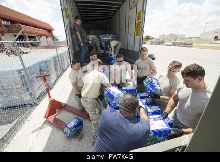 Us Air Force Mitglieder aus der 502Nd Logistik Bereitschaft Squadron, 12 Training Squadron, 74th Antenne Anschluss Squadron und der 26 Antenne Anschluss Squadron, Entladen Wasser von einem 18-wheeler Truck auf Paletten werden sollen, damit sie später per Luftbrücke können Hilfsmaßnahmen in Puerto Rico und Saint Croix nach dem Hurrikan Maria, an Joint Base San Antonio-Kelly Feld, Texas, Sept. 22, 2017 zu unterstützen. Insgesamt tritt der Active Duty, Air National Guard, und Air Force Reserve Command Flieger sind Seite an Seite mit föderalen, staatlichen, lokalen und internationalen Mission Partner Leiden lindern und helfen bei der Stockfoto