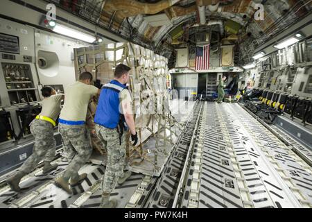 Us Air Force Mitglieder aus der 502Nd Logistik Bereitschaft Squadron, laden Sie eine C-17 Globemaster III des 3. Airlift Squadron von Dover Air Force Base, Del zugeordnet, mit Paletten mit Nahrung und Wasser per Luftbrücke Hilfsmaßnahmen in Puerto Rico und Saint Croix nach dem Hurrikan Maria, an Joint Base San Antonio-Kelly Feld, Texas, Sept. 23, 2017 zu unterstützen. Insgesamt tritt der Active Duty, Air National Guard, und Air Force Reserve Command Flieger sind Seite an Seite mit föderalen, staatlichen, lokalen und internationalen Mission Partner Leiden zu lindern und in der Nation und internati unterstützen Stockfoto