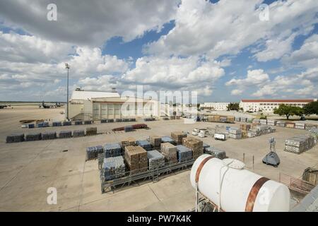 Paletten mit Lebensmitteln und Wasser sitzen in einer Ladefläche des Flug Linie an Joint Base San Antonio-Kelly Feld, Texas, in Erwartung auf verschiedene Flugzeuge Unterstützung der Hurrikan Maria Entlastung Bemühung, Sept. 22, 2017 geladen werden. Insgesamt tritt der Active Duty, Air National Guard, und Air Force Reserve Command Flieger arbeiten Seite an Seite mit föderalen, staatlichen, lokalen und internationalen Mission Partner Leiden zu lindern und in der Nation und der internationalen Gemeinschaft Erholung von Hurrikan Maria unterstützen. Stockfoto