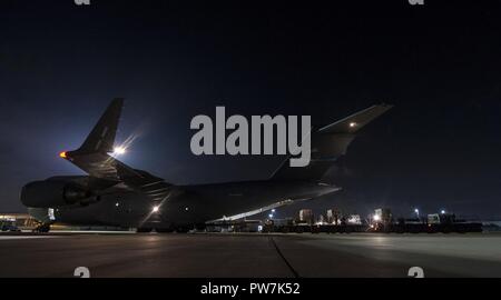 Us Air Force Mitglieder ab dem 3. Airlift Squadron, 502Nd Logistik Bereitschaft Squadron und 433Rd LRS, laden Sie eine C-17 Globemaster III des 3. Als von Dover Air Force Base, Del zugeordnet, mit Paletten mit Nahrung und Wasser per Luftbrücke Hilfsmaßnahmen in Puerto Rico und Saint Croix nach dem Hurrikan Maria, an Joint Base San Antonio-Kelly Feld, Texas, Sept. 23, 2017 zu unterstützen. Insgesamt tritt der Active Duty, Air National Guard, und Air Force Reserve Command Flieger sind Seite an Seite mit föderalen, staatlichen, lokalen und internationalen Mission Partner Leiden lindern und helfen bei der Stockfoto