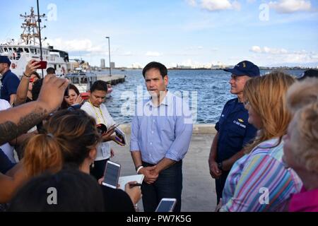 Sen. Marco Rubio Adressen die Medien auf der Pier bei Sektor San Juan, Puerto Rico, Sept. 25, 2017. Küstenwache Stockfoto