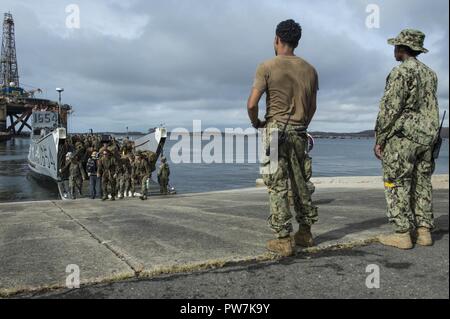 PUERTO RICO (Sept. 25, 2017) Marines zugeordnet. bis 26 Marine Expeditionary Unit (26 MEU) 13.00 eine Landing Craft Utility in Puerto Rico, Sept. 25, 2017. Das Verteidigungsministerium ist die Unterstützung der Federal Emergency Management Agency (FEMA), die Leitung der Föderalen Agentur, dabei helfen, die Betroffenen durch den Hurrikan Maria Leiden zu minimieren und ist ein Bestandteil der gesamten-von-Reaktion seitens der Regierung. Stockfoto