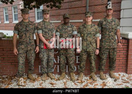 Us Marine Corps Generalmajor John K. Liebe, Kommandierender General, 2nd Marine Division (2d MARDIV), Links, U.S. Navy Petty Officer 2nd class Johnathan Morris, junior Sailor des Viertels, Petty Officer 3rd Class Aaron Tucker, Sailor des Quartals, Command Master Chief Jody G. Fletcher, Command Master Chief 2d MARDIV und Sgt. Maj. Michael S. Woods, Sgt. Maj2d MARDIV, stellen nach einem Morgen Farben Zeremonie am Camp Lejeune, N.C., Sept. 26, 2017. Die Zeremonie ist statt Farben sowie award Marinesoldaten und Matrosen zu ehren. Stockfoto