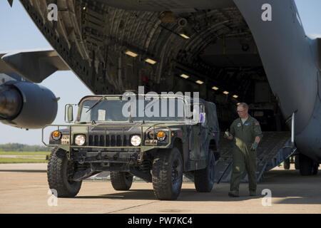 Mitglieder von der 914th Logistik Bereitschaft Squadron und der 30. Antenne Anschluss Squadron erleichtern das Laden von 10 humvees auf eine C-17 Globemaster für die U.S. Virgin Islands, 26. September 2017, Niagara Falls Luft finden Station, New York, der 105 Military Police Company aus Buffalo NY zusammen mit fast einem Dutzend New York State Troopers bestimmt werden Hurricane Relief Bemühungen zu unterstützen. Stockfoto