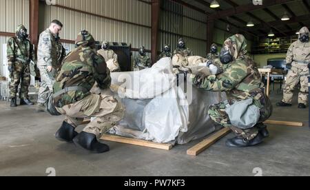 Us Air Force Piloten erfahren Sie, wie Sie ein "Asset" während eines chemischen, biologischen, radiologischen und nuklearen Verteidigung survival skills Training Kurs auf Travis Air Force Base, Calif., Sept. 21, 2017. CBRN-Abwehr sind Schutzmaßnahmen in Fällen, in denen chemische, biologische, radiologische oder nukleare Kriegsführung (einschließlich Terrorismus) Gefahren vorhanden sein können. CBRN CBRN-Verteidigung besteht aus passiven Schutz, Verschmutzung Vermeidung und Abwehr von ABC-Waffen und Risikominderung. Stockfoto