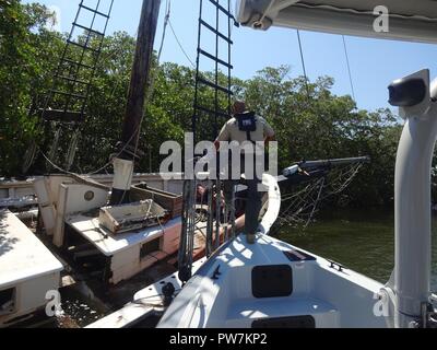 Eine Bewertung team von Florida Fisch und Wildlife Conservation Mitglieder der Kommission untersuchen Schiffe durch den Hurrikan Irma in den Florida Keys, Sept. 12, 2017 beschädigt. Bewertung Crews aus Fwc und die Küstenwache sind die Bewertung der Schiffe von Irma rund um die Florida Küste von Jacksonville nach Miami, nach St. Petersburg und die Florida Keys betroffen. Stockfoto