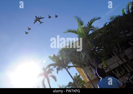 Ein fünf-ship Fly-over besteht aus vier US Air Force F-22 Raptors und eine C-17 Globemaster III, der Hawaii Air National Guard zugeordnet, über die Pacific Air Forces (PACAF) Sitz Gebäude wie PACAF Führungskräfte aus 2017 Pacific Air Chiefs Symposium am Joint Base Pearl Harbor-Hickam, New York, Sept. 26, 2017 trat. Dieses Ereignis ist die größte Zahl von Air Chiefs sammeln über vom Indo-Asia - Pazifik für Dialog und soll die Zusammenarbeit mit unseren Verbündeten und Partnern zu erhöhen. Stockfoto