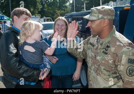 Oklahoma Army National Guard Staff Sgt. Jamel Mercado, Team Leiter der 102 zivilen Support Team (CST), Joint Force Headquarters, Salem, Oregon, gibt eine fünf bis Hannah, Alter 3, an der Oregon State Capitol Building, 23. September 2017. Mitglieder der 102 CST nahmen an der "Salem" Veranstaltung als Teil der nationalen Vorbereitung Monat Bewußtsein über Emergency Readiness zu erhöhen. Die 102 CST unterstützt Ersthelfer bei der Identifizierung und schadensbegrenzende unbekannter chemischer, biologischer, radiologischer und explosiver Materialien. Stockfoto