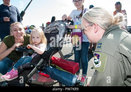 Oregon Air National Guard Kapitän Kim "Hustle" Uzzell, eine F-15 Eagle Fighter Pilot mit 123 Fighter Squadron, 142 Fighter Wing, aus Portland, Oregon, Chats mit Mascha, Alter zwei, während die Oregon International Air Show, 24. September 2017, an der Hillsboro Flughafen. Uzzell gab auch Touren zu den Hunderten von Menschen, die am Erscheinen bis zu mit der F-15 Eagle Kampfjet nahe kommen. (Oklahoma Army National Guard Stockfoto