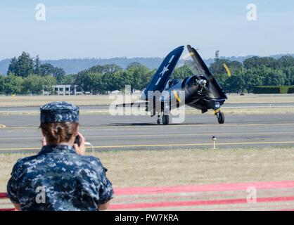 Charley Millard, eine Mitte shipman Cadet mit dem Bügeleisen - Seite Abteilung aus dem Evergreen Aviation & Space Museum in McMinnville, Oregon, Uhren als Vought F4U-7 Corsair seine Flügel falten während der Oregon International Air Show, 24. September 2017, an der Hillsboro Flughafen. Die Korsaren waren vor allem während Wordl Weltkrieg benutzt und wurden entwickelt, um ihre Flügel falten wirtschaftlich on air craft Carrier zu passen. (Oklahoma Army National Guard Stockfoto