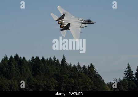 Ein Oregon Air National Guard F-15 Eagle mit dem 142 Fighter Wing, aus Portland, Oregon, fliegt durch die Masse während der Oregon International Air Show, 24. September 2017, an der Hillsboro Flughafen. Stockfoto