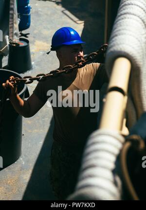 PUERTO RICO (Sept. 24, 2017) - Seemann Kyle Fisher, zum Angriff Craft Unit 2 zugewiesen, unhooks Ketten von Fahrzeugen im Verkehr zur Unterstützung der Hurrikan Maria Hilfsmaßnahmen. Das Verteidigungsministerium ist die Unterstützung der Federal Emergency Management Agency, die federführende Bundesbehörde, dabei helfen, die Betroffenen durch den Hurrikan Maria Leiden zu minimieren und als ein Bestandteil des gesamten-von-Reaktion seitens der Regierung Bemühungen. Stockfoto