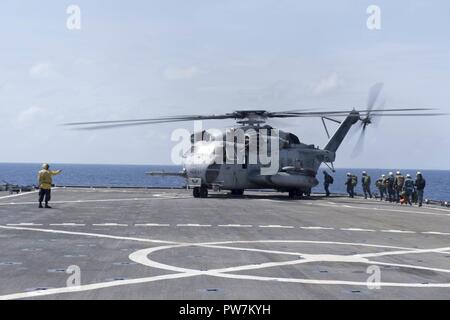 Karibik (Sept. 24, 2017) Segler ausgewählt wurden, um die Hilfsmaßnahmen an Land vorbereiten, um ein MH 53E Hubschrauber auf dem Flugdeck des Dock Landung Schiff USS Oak Hill (LSD 51). Das Verteidigungsministerium ist die Federal Emergency Management Agency, die federführende Bundesbehörde, dabei helfen, die Betroffenen durch den Hurrikan Maria Leiden zu minimieren und ist ein Bestandteil der gesamten-von-Reaktion seitens der Regierung. Stockfoto