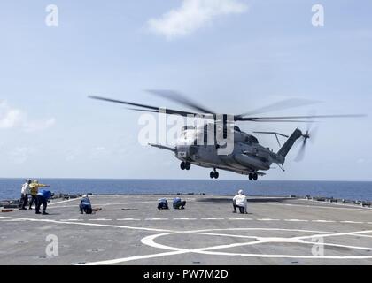 Karibik (Sept. 24, 2017) Segler ausgewählt wurden, um die Hilfsmaßnahmen an Bord eines MH 53E Hubschrauber auf dem Flugdeck des Dock Landung Schiff USS Oak Hill (LSD 51). Das Verteidigungsministerium ist die Federal Emergency Management Agency, die federführende Bundesbehörde, dabei helfen, die Betroffenen durch den Hurrikan Maria Leiden zu minimieren und ist ein Bestandteil der gesamten-von-Reaktion seitens der Regierung. Stockfoto