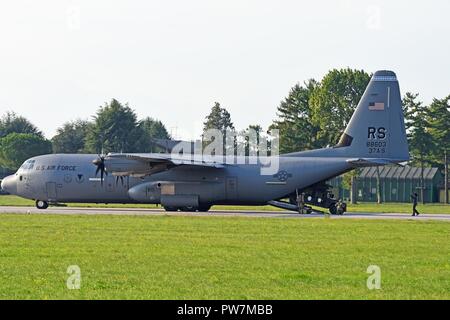 Ein High Mobility Multipurpose Radfahrzeug vom 1.BATAILLON, 503Rd Infanterie Regiment, 173Rd Airborne Brigade, entlastet von der US Air Force 86th Air Wing C-130 Hercules aus der 86th Air Wing, während der übung September Hitze 2017 in Rivolto italienische Air Force Base, Udine, Italien, Sept. 26, 2017. Die 173Rd Airborne Brigade ist der US-Armee Contingency Response Force in Europa, die in der Projektion bereit Kräfte überall in den USA in Europa, Afrika oder Verantwortungsbereich Zentrale Befehle". Stockfoto