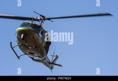 Ein UH-1N Tick ab dem 37 Helicopter Squadron steigt Overhead, da sie Konvoi Antenne Unterstützung während der jährlichen Road Warrior Übung im Camp Guernsey, Wyo., Sept. 26, 2017. Road Warrior ist eine dreiwöchige Übung die Rakete Verteidiger, Betreuer, ein Helicopter Group und Air Force Office der speziellen Untersuchungen aus den drei Raketen Flügel unter Air Command Force Globale Streik. Üben Sie Ihre Taktik und Verfahren, die in einer kontrollierten Umgebung ermöglicht Konvoi Personal zu finden und zu korrigieren, die Schwachstellen, die die Sicherheit und Wirksamkeit der nucle vermindern könnte Stockfoto