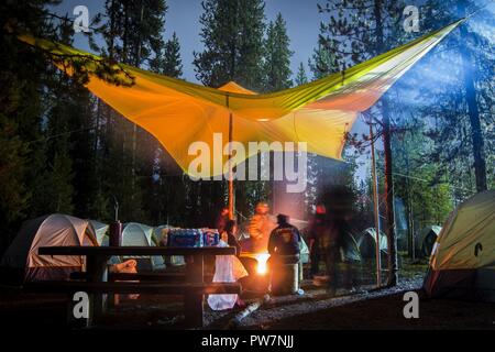 Soldaten zu 23 Brigade Engineer Battalion, 1-2 Stryker Brigade Combat Team warm Neben dem Lagerfeuer während des kühlen Herbst Nächte in Broken Arrow Campground, Georgia halten zugewiesen, in der Umpqua Norden Komplex, Sept. 21. Schlaf kommt einfach unter der Oregon Sterne, nach langen Tagen des Kampfes wilde Feuer mit Feuer Feuerwehrmänner das Büro des Land-Managements zugeordnet. Stockfoto