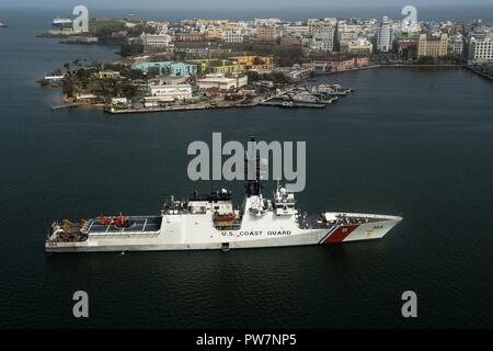 Die Civil Air Patrol fliegt über Puerto Rico Sept. 26, 2017 nach dem Hurrikan Maria die Insel auf Sept. 20, 2017 beeinflusst. Stockfoto