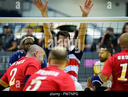 Army veteran Stefan Leroy, ein ehemaliger Sergeant von Santa Rosa, Kalifornien, starrt sie ein Mitglied der Mannschaft Georgia Momente vor einem während der Sitzung volleyball Endspiele am Mattamy Athletic Center in Toronto, Kanada, Sept. 27, 2017 dienen. Team USA wurde Team Georgia besiegt wird aber voraus für eine Bronzemedaille zu konkurrieren. Stockfoto