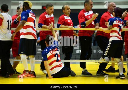 Army veteran Stefan Leroy, ein ehemaliger Sergeant von Santa Rosa, Kalifornien, beglückwünscht die Mitglieder von Team Georgien nach der Sitzung volleyball Endspiele am Mattamy Athletic Center in Toronto, Kanada, Sept. 27, 2017. Team USA wurde Team Georgia besiegt wird aber voraus für eine Bronzemedaille zu konkurrieren. Stockfoto