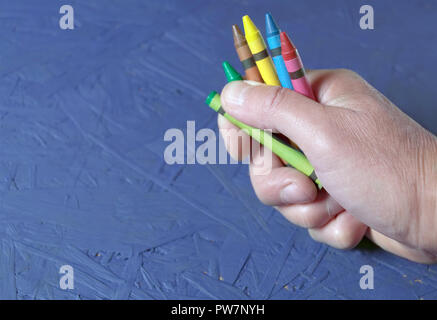 Bündel Bunte Bleistifte oder Kreiden in einem Maler Hand, Studio closeup Stockfoto