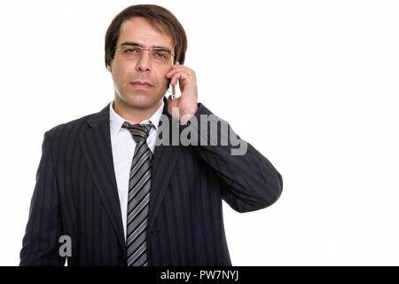 Studio shot der jungen Persischen Geschäftsmann Gespräch am Handy Stockfoto