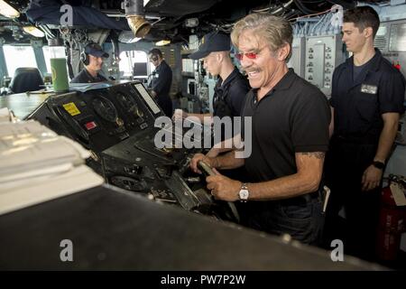 Karibik (Sept. 26, 2017) Geraldo Rivera mans das Ruder auf der Brücke der Amphibisches Schiff USS Kearsarge (LHD3) bei einem Besuch in das Schiff, die Crew und die Führung zu treffen. Kearsarge unterstützt mit Hilfsmaßnahmen in den Wirbelsturm Maria. Das Verteidigungsministerium ist die Unterstützung von FEMA, die Leitung der Föderalen Agentur, dabei helfen, die Betroffenen durch den Hurrikan Maria Leiden zu minimieren und ist ein Bestandteil der gesamten-von-Reaktion seitens der Regierung. Stockfoto