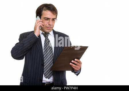 Studio shot der jungen Persischen Geschäftsmann Gespräch am Handy Stockfoto