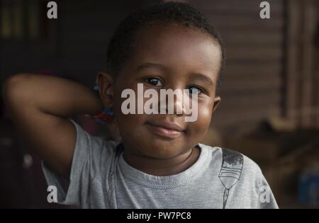 Raeshawn Noel posiert für ein Foto bei der Evakuierung Control Center an Douglas-Charles Flughafen in Dominica, Sept. 26, 2017. Noel, 3, ist eine von der US-amerikanischen Bürger evakuiert durch die Gemeinsame Task Force - Leeward Islands und das State Department in der Nachmahd des Hurrikans Maria. Us-Mitglieder mit JTF-LI bis das Control Center am Flughafen Douglas-Charles eingestellt haben, die in den freiwilligen Evakuierung von US-Bürgern auf Dominica gestrandet nach Hurrikan Maria zu unterstützen. Auf Anfrage der Partnerländer und sowohl das State Department und der US-Agentur für Internationale Entwicklung, JTF-LI hat einen bereitgestellt Stockfoto