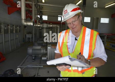 Cathie Desjardin, eine AMERIKANISCHE Armee Korps von Ingenieuren Emergency Operations Techniker von der Seattle Bezirk prüft ein Unterdruck in Key Largo, Florida im Key Largo Abwasser Bezirk Mitte. Das Korps erhalten mission Zuordnungen zu helfen, Wasser/Abwasser Anforderungen in den Keys, Monroe County, wo Tausende von Häusern und Wohnungen, die durch Hurrikan Irma beschädigt wurden, zu bewerten. (USACE Stockfoto