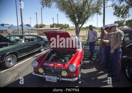 Eine lokale Mitglied der Gemeinschaft braucht Zeit, sein Auto mit Marines aus der Provost Marshal Office diskutieren während der ersten Car Show bei Lucky Park, Twentynine Palms, Calif., 23. September 2017. Marines vom Motor Transport, Militär, Polizei und die Beseitigung von Explosivstoffen kam die kontinuierlichen Bemühungen, eine positive Beziehung mit der Gemeinschaft zu zeigen, auf welche Ressourcen die militärischen zu bieten hat, zu unterstützen. (Marine Corps Stockfoto