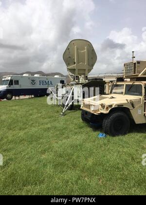 Wie tausende in Puerto Rico weiterhin für Hilfe nach dem Hurrikan Maria zu weinen, Soldaten eines Unternehmens, 63. Expeditionary Signal Battalion, 35th Theater taktische Signal Brigade verstärken die in ihrer dunkelsten Stunde zu erleichtern. Im Katastrophenfall erhalten Nahrung und medizinische Hilfe für die Opfer ist die Priorität Nummer eins aber Kommunikation spielt eine äußerst wichtige Rolle bei der Gewährleistung, dass die Beihilfen. Mehr als oft nicht die Elektrizität und Telefon- und Infrastrukturen sind schwer beschädigt und unbrauchbar gemacht, was die Kommunikation unmöglich. Wie wir sehen mit Lektionen von Hurri Stockfoto