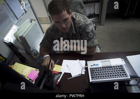 Us Air National Guard Staff Sgt. Staff Sgt. James Halbert, 117 Airlift Wing, Birmingham, Alabama, kommuniziert mit einem flugkapitän im Post-Befehl an Muniz Air National Guard Base, Puerto Rico, Sept. 28, 2017. Der Befehl Post ist der zentrale Befehl und Informationen für Flügel und Hilfsaktionen. Stockfoto