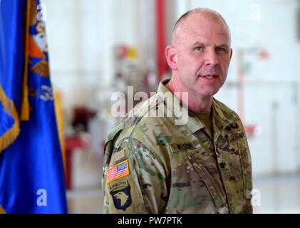 Oberst Dwayne Wilson, Kommandant der Marietta-basierte 78Th Aviation Truppe Befehl und eingehende Stabschef der Ga. ARNG steht während der Ga. ARNG Ändern des Befehls Zeremonie zwischen Brig. Gen. Tom Carden und Oberst Randall Simmons. Stockfoto