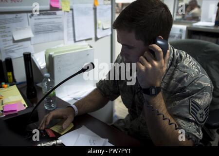 Us Air National Guard Staff Sgt. Staff Sgt. James Halbert, 117 Airlift Wing, Birmingham, Alabama, führt die Operationen in der Post-Befehl an Muniz Air National Guard Base, Puerto Rico, Sept. 28, 2017. Der Befehl Post ist der zentrale Befehl und Informationen für Flügel und Hilfsaktionen. Stockfoto