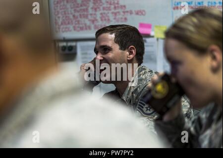 Us Air National Guard Staff Sgt. Staff Sgt. James Halbert, 117 Airlift Wing, Birmingham, Alabama, führt die Operationen in der Post-Befehl an Muniz Air National Guard Base, Puerto Rico, Sept. 28, 2017. Der Befehl Post ist der zentrale Befehl und Informationen für Flügel und Hilfsaktionen. Stockfoto